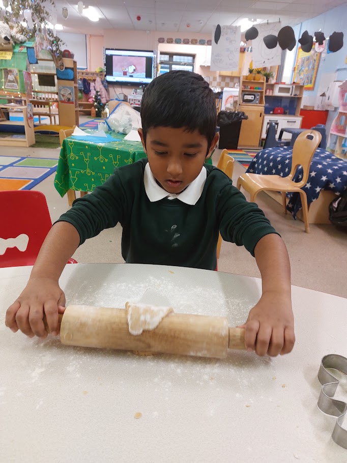 It’s beginning to look, smell &amp; taste a lot like Christmas 🎄 Reception enjoyed a week of Christmas themed sensory play. They had flour with mixed spices to make sweet cinnamon flavoured playdough &amp; then they got even more busy with baking some Christmas gingerbread cookies.#eyfs