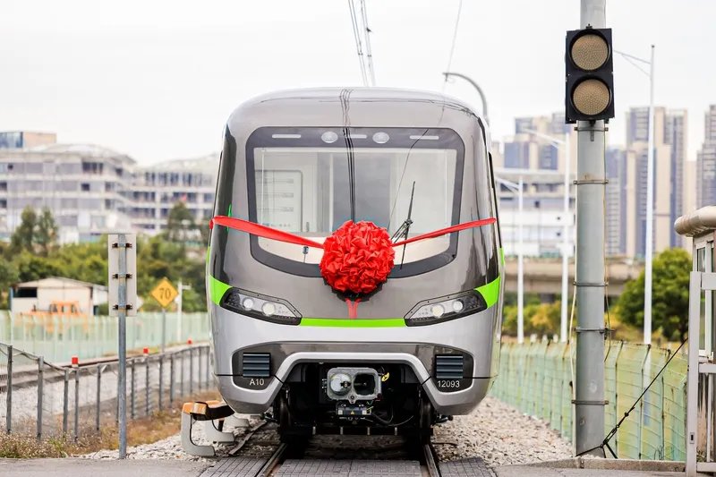 PDChinese's tweet photo. 【廣東廣州地鐵綠智城軌車輛正式發布】中國企業研製的綠智城軌車輛16日在廣東廣州正式發布。該車輛是依託廣州市城市軌道交通十二號線車輛項目，基於系列化中國標準地鐵時速80公里A型車平台研製開發，採用“4動2拖”6節編組的A型地鐵車輛，應用全碳化矽變流永磁牽引系統等多項節能環保新技術，與傳統异步牽引傳統車輛相比，整車可節能15％以上。