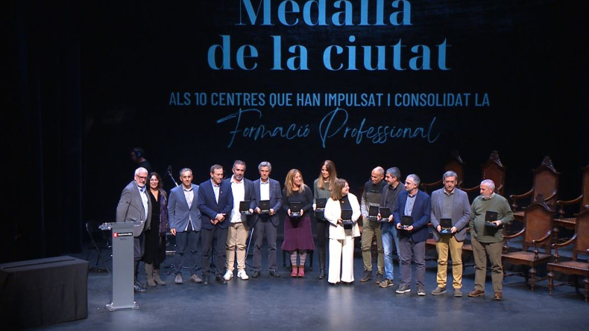 El 2 de desembre l’Ajuntament d’Olot va lliurar la medalla de la ciutat a l'FP. És el reconeixement de la màxima autoritat municipal a la funció que l’FP ha fet a la ciutat i a la comarca des de fa 50 anys. Una reflexió i l’accés al recull de premsa via
opinafp.com/la-formacio-pr…