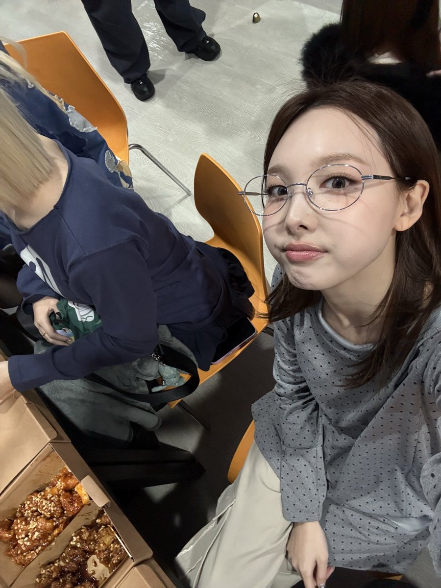 imnayeonbbl's tweet photo. 241216 🐰💬

NY: Kyokyo (giggling)
NY: ONCEs, last fansign done!! https://t.co/L2tC0t9ICK