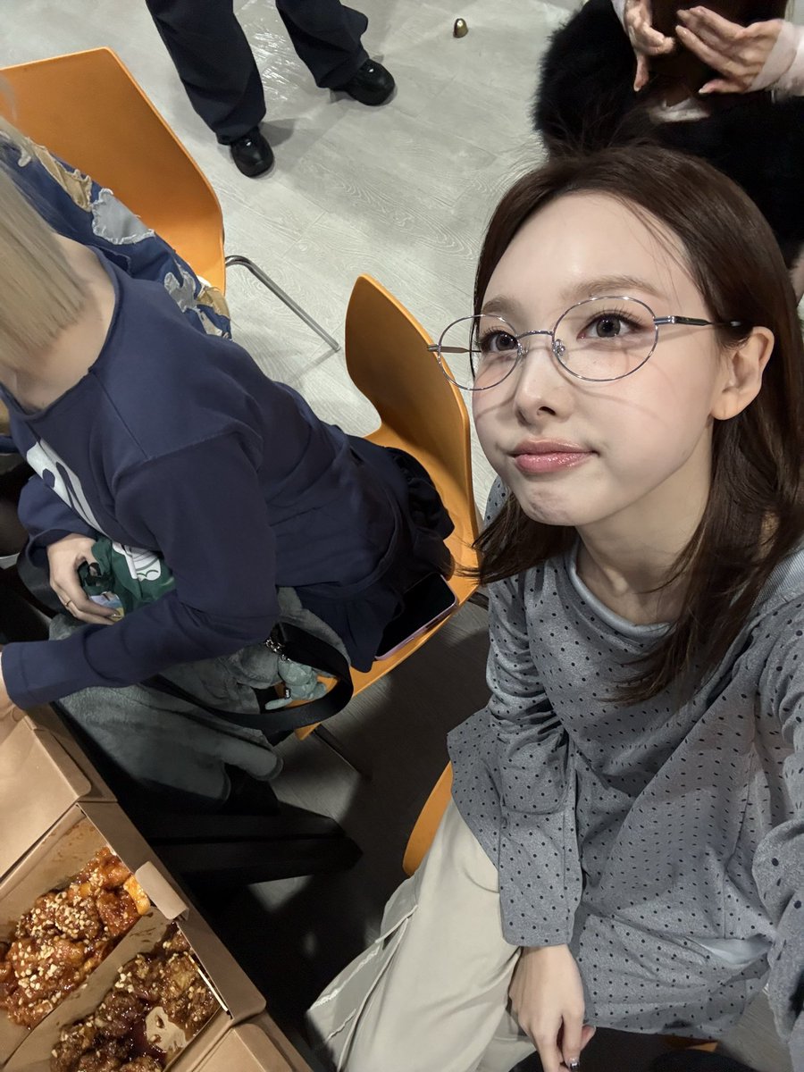 imnayeonbbl's tweet photo. 241216 🐰💬

NY: Kyokyo (giggling)
NY: ONCEs, last fansign done!! https://t.co/L2tC0t9ICK