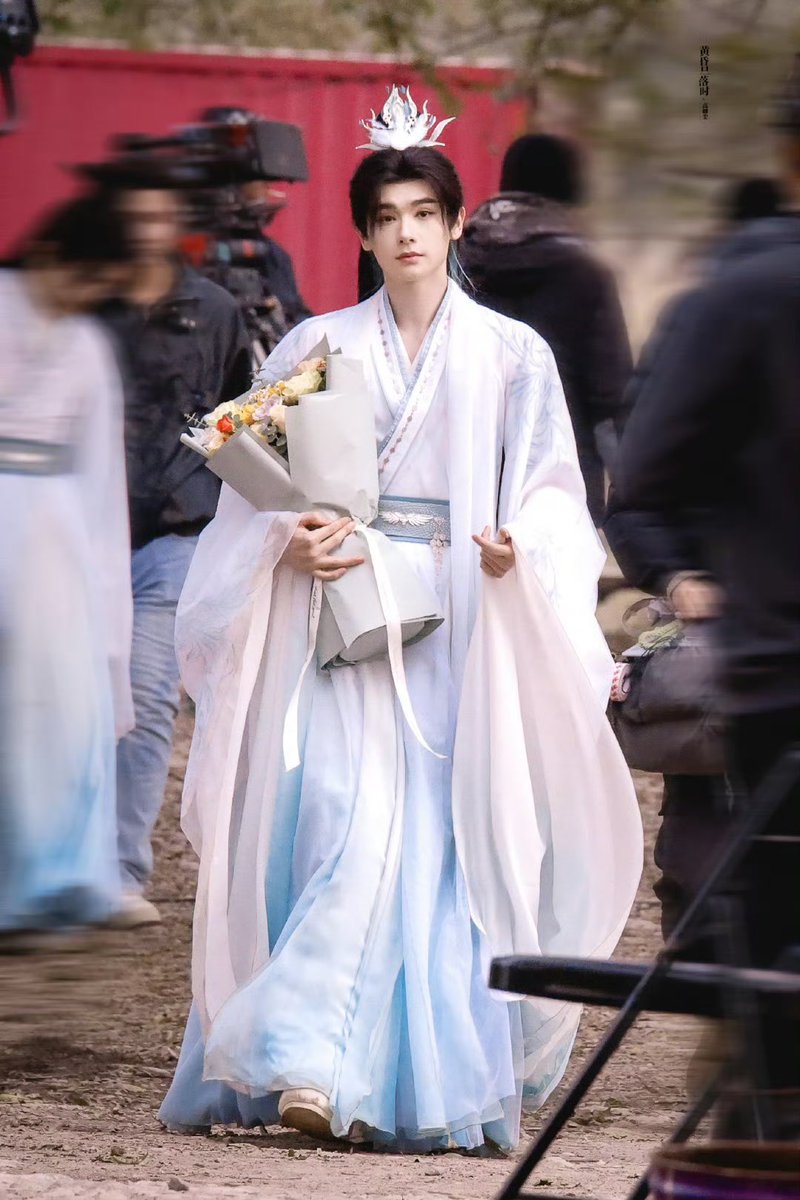 NineteamsUpdate's tweet photo. 𝐔𝐏𝐃𝐀𝐓𝐄──❷❹.❶❷.❶❼
[cr: 黄昏日落时_高卿尘 weibo]

Congrats 🎊
“เซียนจวิน” ถ่ายจบแล้ว💐เก่งมาก รอชมผลงานนะคะ #引灯诀/ #YinDengJue ✌🏻

🔗 https://t.co/uSQG9MLXB3

#นายท่านกรชิต #นายกรชิต #高卿尘 #GaoQingchen #Nine https://t.co/ZeAyPifIYc