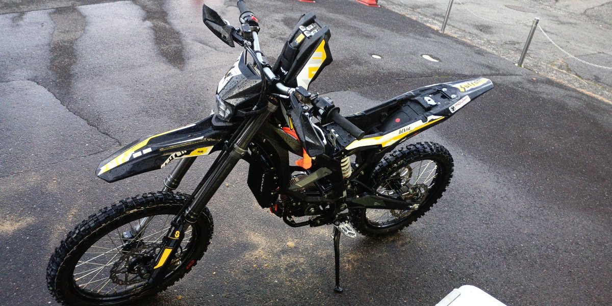 Ural_Hiroshima2's tweet image. #Surron #UltraBee #軽バン で運べて、スイッチオンで #手軽 に動かせて良いですね。
　Dモード(3段階のパワーモードの2段目)で走ったり休んだりしながら4時間ほど走行して #バッテリ残量 は50％ほど。
　雨上がりの泥のコースでしたが、#軽量 な車体で #走行ライン の自由度が高くて楽しい👍️