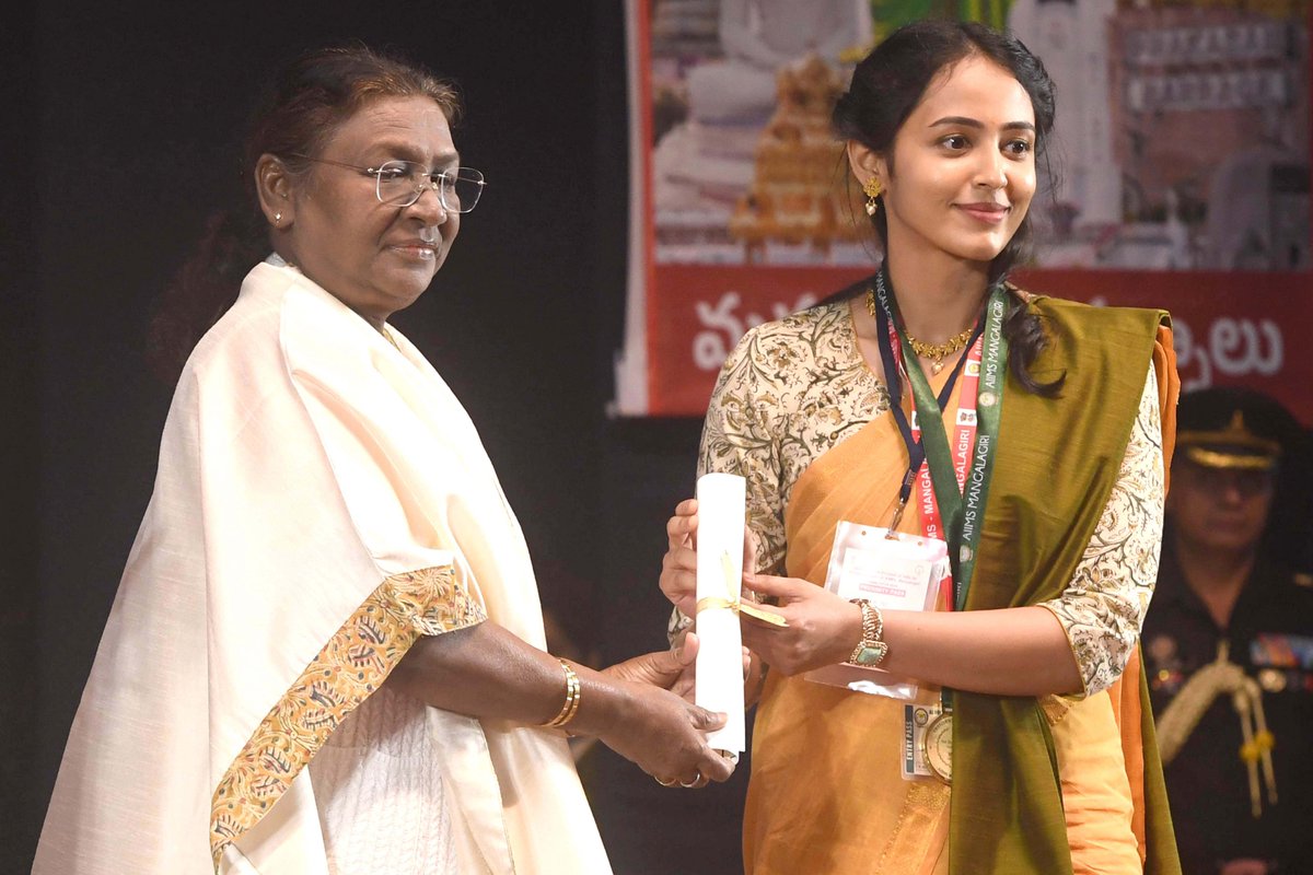 rashtrapatibhvn's tweet photo. President Droupadi Murmu graced the first convocation of AIIMS, Mangalagiri, Andhra Pradesh. The President said that providing inclusive healthcare is our national goal. Doctors, especially young doctors, have a key role in achieving this goal. https://t.co/6IixnkwTxA
