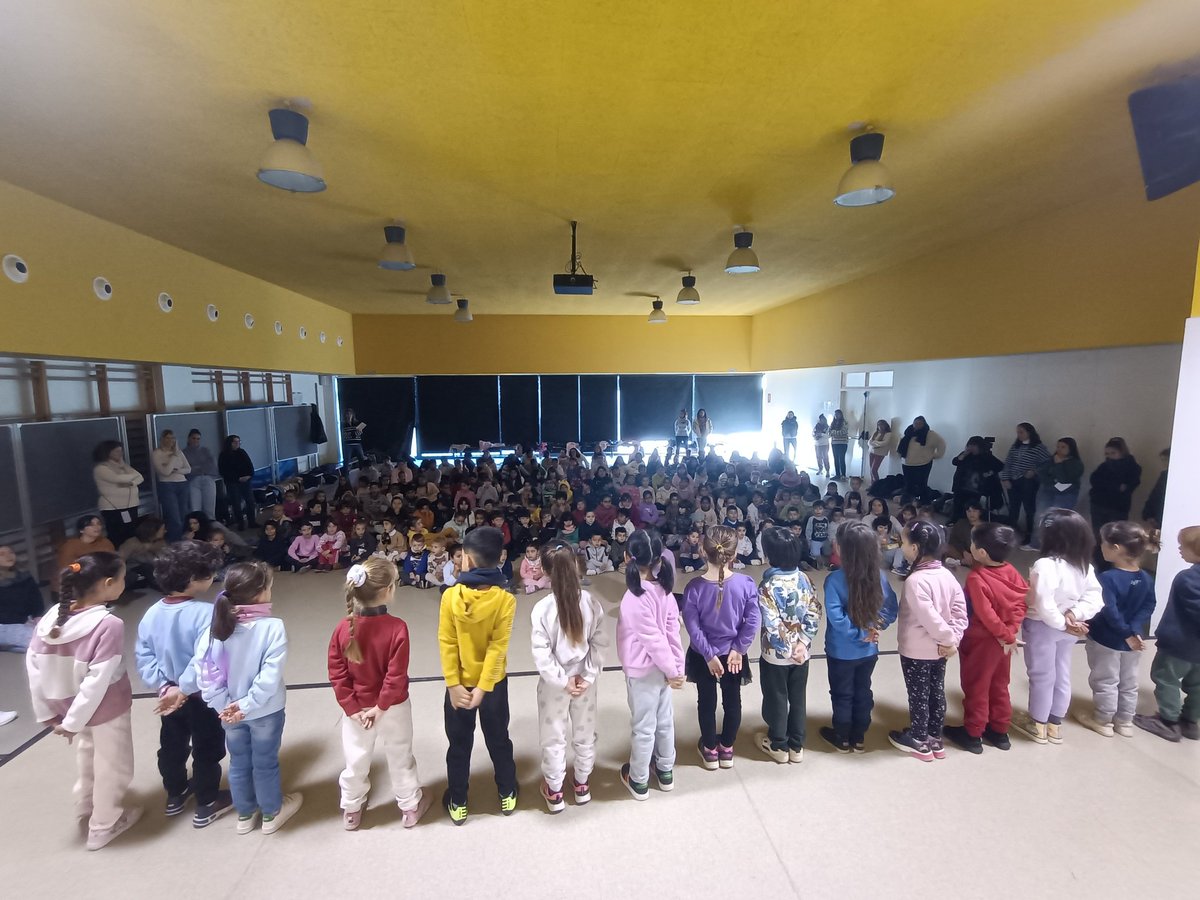 EscolaMadorell's tweet image. Avui matí d'assaig general @lluisrequesens 
Moltes gràcies per acollir-nos. 
#somMadorell @aliancesmagnet @AfaJMMadorell #mominsderei #tradicions