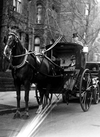 _TrendsWave_'s tweet photo. The transition from horse-drawn carriages to steam-powered locomotives was not just about speed; it was about efficiency, capacity, and the beginning of mass transportation. #TechLeap #SteamPower #TransportationInnovation https://t.co/K6yKgNJuC5