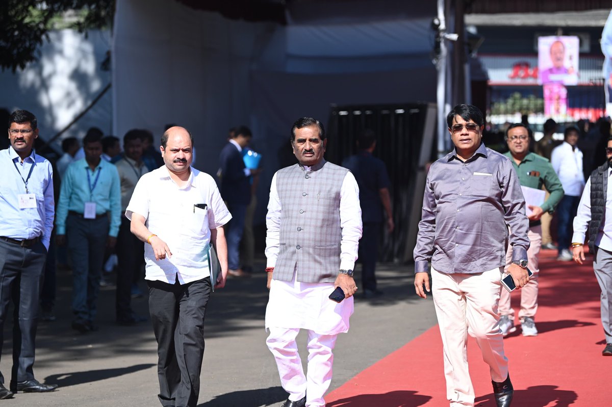 PratapraoPatilc's tweet photo. महाराष्ट्र विधीमंडळ हिवाळी #अधिवेशन 2024
दिवस : दुसरा
#maharashtra #nagpur #विधीमंडळ #अधिवेशन #चर्चा #विधेयक #नागपूर #WinterSession #जनता_माझी_मी_जनतेचा #WinterAssemblySession
.
.
. https://t.co/I2Ooz4eYSU