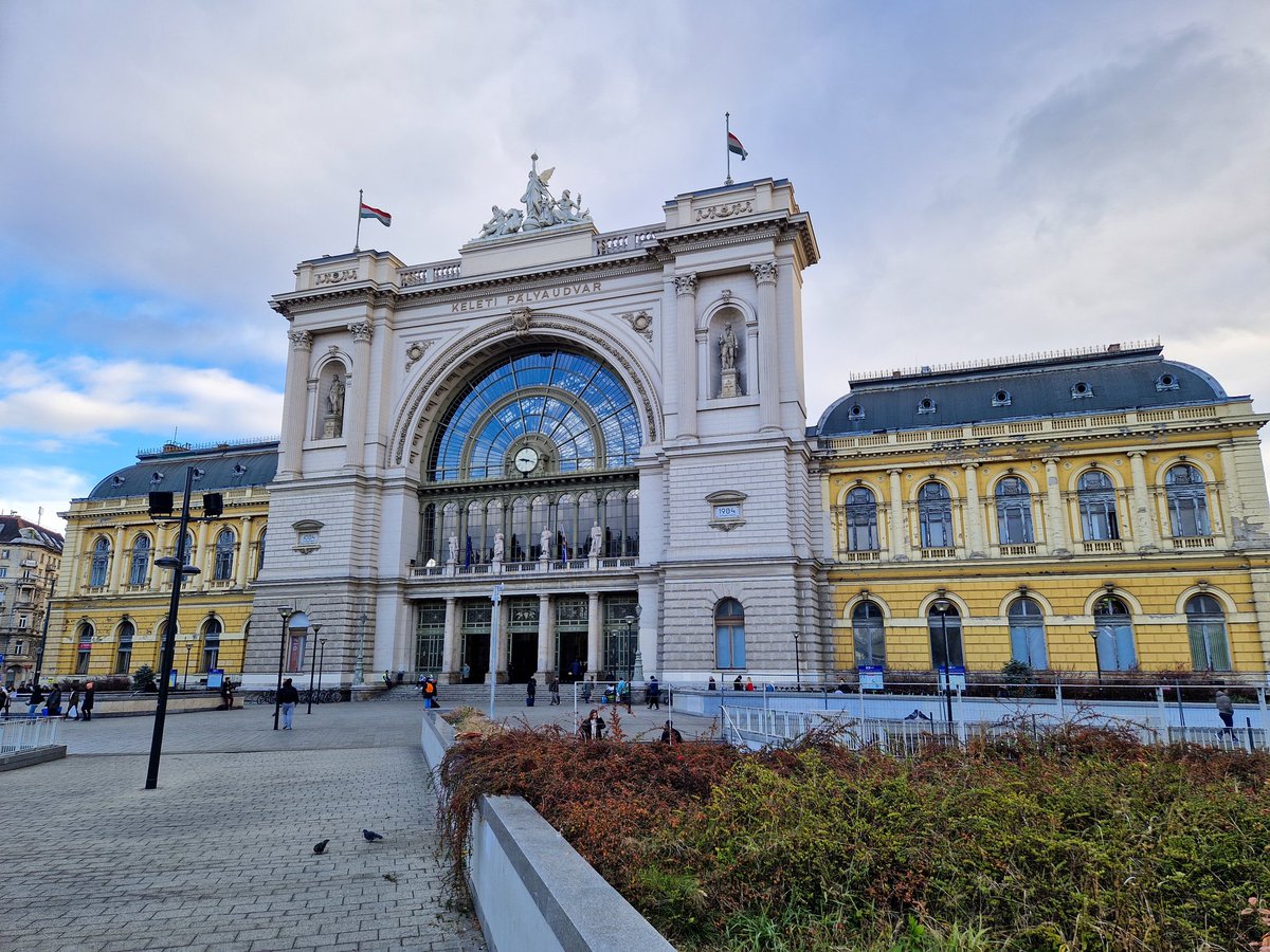 TimMcKenna01's tweet image. Budapest-Keleti, one of the great European railway stations. I've got a few hours to mooch about the Hungarian capital before an afternoon connection to Vienna, to pick up the Berlin-bound sleeper.