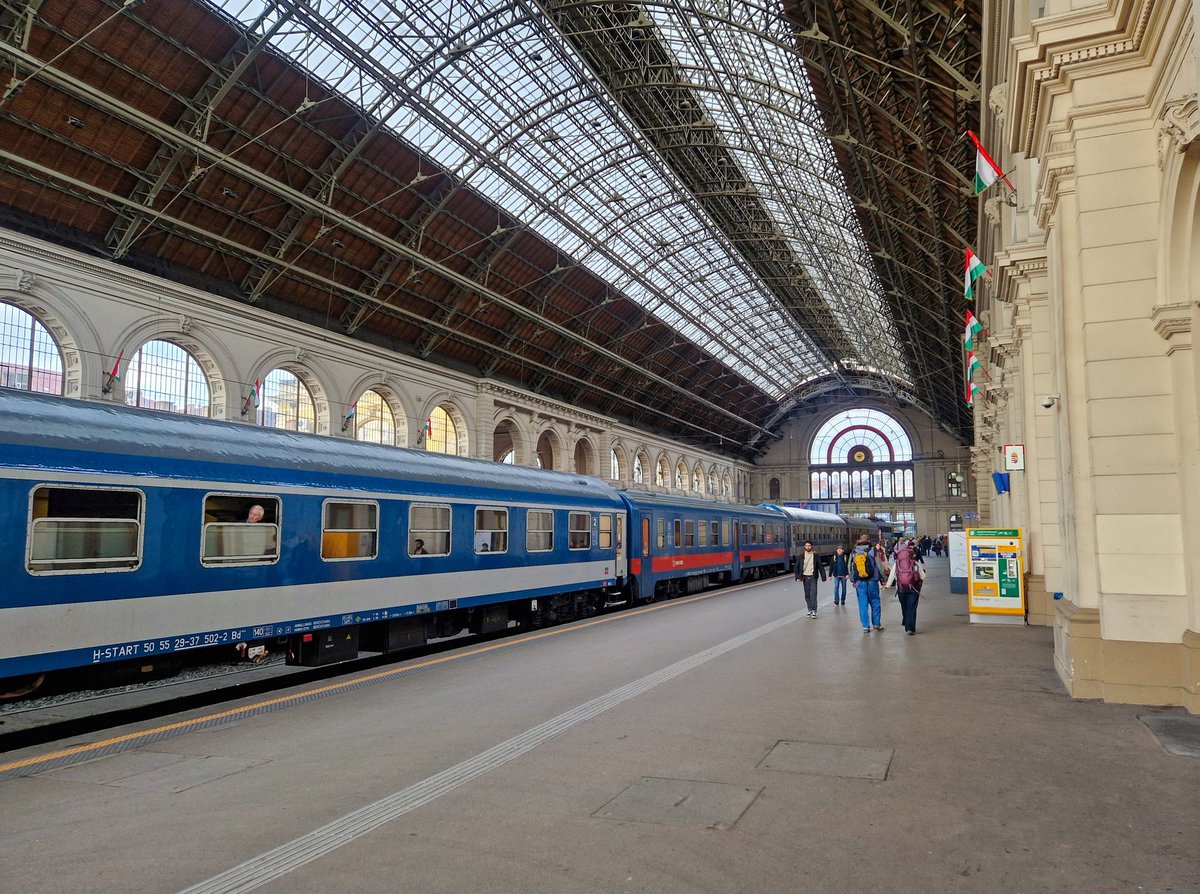 TimMcKenna01's tweet image. Budapest-Keleti, one of the great European railway stations. I've got a few hours to mooch about the Hungarian capital before an afternoon connection to Vienna, to pick up the Berlin-bound sleeper.