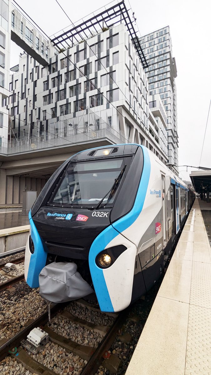 IDFmobilites's tweet photo. 🚆 🚆 Nouvelle offre de #transport : le RER E rapproche l’est et l’ouest !

Depuis le 15 décembre, tous les trains en provenance de l’est (Chelles – Gournay, Villiers-sur-Marne – Le Plessis Trévise et Tournan) sont prolongés jusqu’à Nanterre-la-Folie.

🚄 16 trains/heure aux heures de pointe, soit 1 toutes les 4 min
🚅 10 trains/heure aux heures creuses, soit 1 toutes les 6 min
(Sur le tronçon central entre Magenta - Gare du Nord et Nanterre - La Folie)

On vous dit tout ici 👉 https://t.co/FM7a1Ut1WC