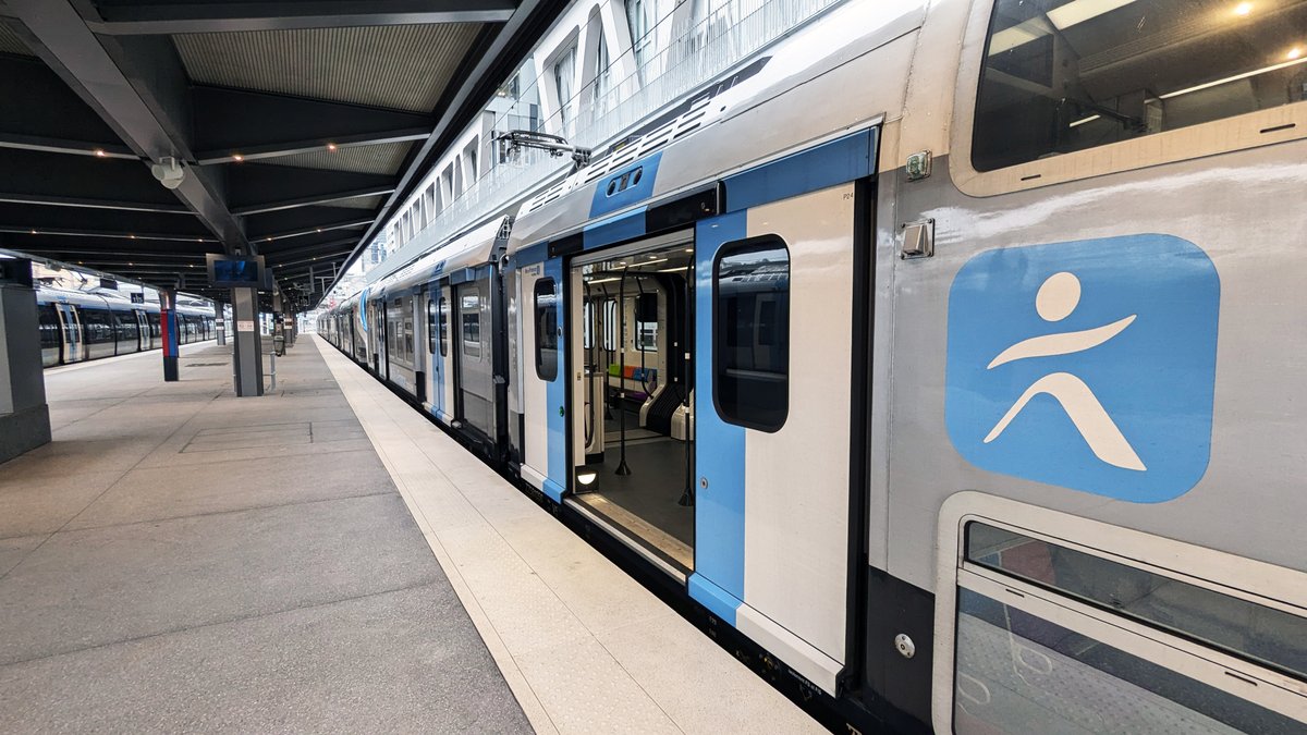 IDFmobilites's tweet photo. 🚆 🚆 Nouvelle offre de #transport : le RER E rapproche l’est et l’ouest !

Depuis le 15 décembre, tous les trains en provenance de l’est (Chelles – Gournay, Villiers-sur-Marne – Le Plessis Trévise et Tournan) sont prolongés jusqu’à Nanterre-la-Folie.

🚄 16 trains/heure aux heures de pointe, soit 1 toutes les 4 min
🚅 10 trains/heure aux heures creuses, soit 1 toutes les 6 min
(Sur le tronçon central entre Magenta - Gare du Nord et Nanterre - La Folie)

On vous dit tout ici 👉 https://t.co/FM7a1Ut1WC