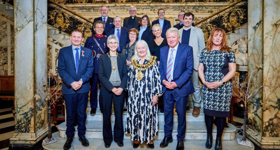 Stockport rolled out the red carpet at Stockport Town Hall this week to celebrate 12 local heroes who were recognised in King Charles’ 2024 Honours List.

Read More 👉 onestockport.co.uk/2024/12/royal-…

#onestockport