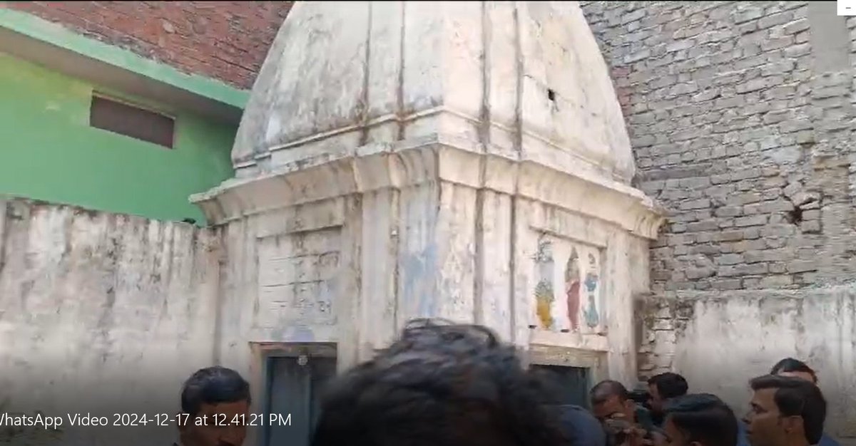 amitpandarak's tweet image. एक ही पैटर्न। वही सूना सा पुराना मंदिर। वही घनी आबादी के बीच घिरा मंदिर। वही हिंदुओं का मंदिर से दूर हो जाना, मंदिर का अतिक्रमण का शिकार हो जाना। 
#SambhalMandir  #संभल_यूपी