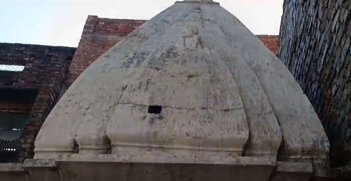 amitpandarak's tweet image. एक ही पैटर्न। वही सूना सा पुराना मंदिर। वही घनी आबादी के बीच घिरा मंदिर। वही हिंदुओं का मंदिर से दूर हो जाना, मंदिर का अतिक्रमण का शिकार हो जाना। 
#SambhalMandir  #संभल_यूपी