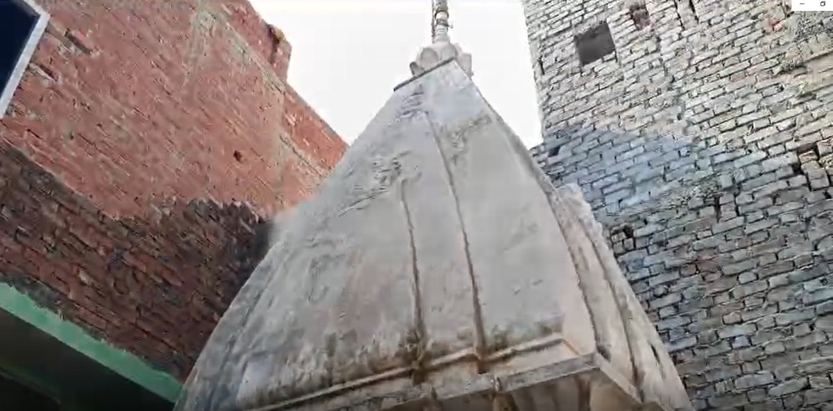 amitpandarak's tweet image. एक ही पैटर्न। वही सूना सा पुराना मंदिर। वही घनी आबादी के बीच घिरा मंदिर। वही हिंदुओं का मंदिर से दूर हो जाना, मंदिर का अतिक्रमण का शिकार हो जाना। 
#SambhalMandir  #संभल_यूपी