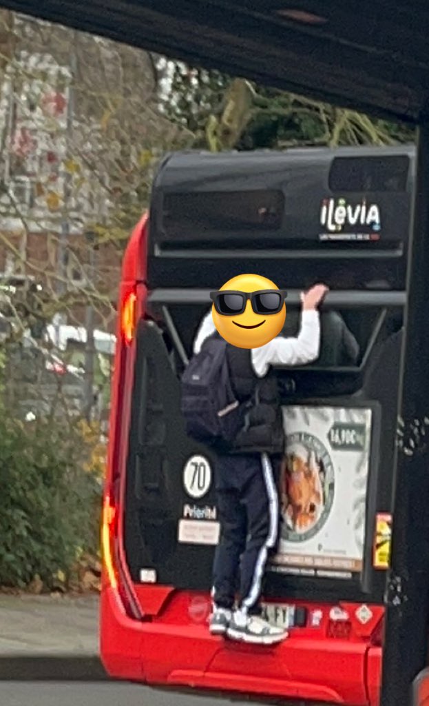 Par pitié regardez ce que ilevia force les gens à faire ☠️