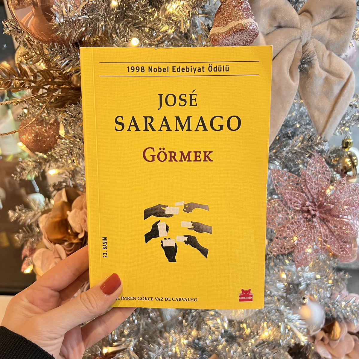 “ama gerçeklerin defalarca tekrarlanması gerekir ki zavallı şeyler unutulup gitmesin.”
#görmek #josesaramago <a href="/krmzkedikitap/">Kırmızı Kedi Yayınevi</a> 
#elifinkitapnotları