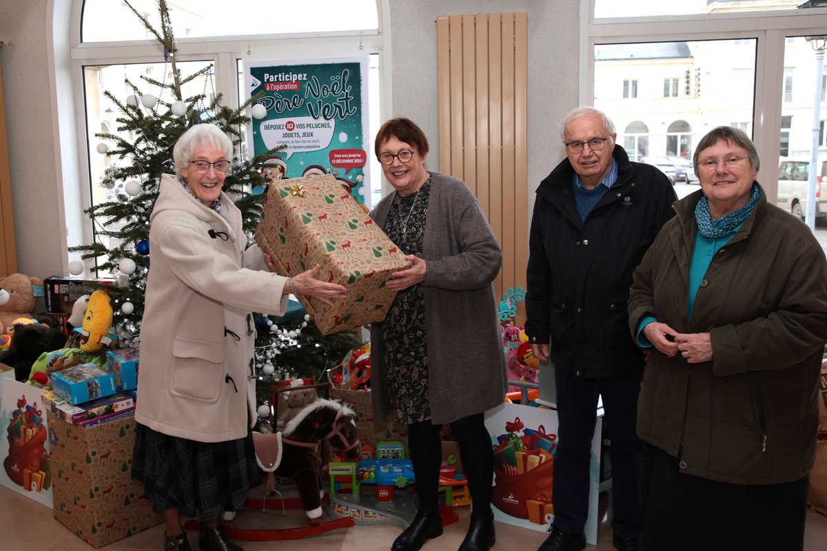 LaManche50's tweet photo. #Solidarité | OPÉRATION PÈRE NOËL VERT RÉUSSIE ! 🎅

2 000, c'est le nombre de jouets qui ont été collectés au cœur des services départementaux, cette année, à l'occasion de l'opération #PèreNoëlVert organisée en collaboration avec le Secours Populaire ! 🎁 https://t.co/DAM5SJNSRW