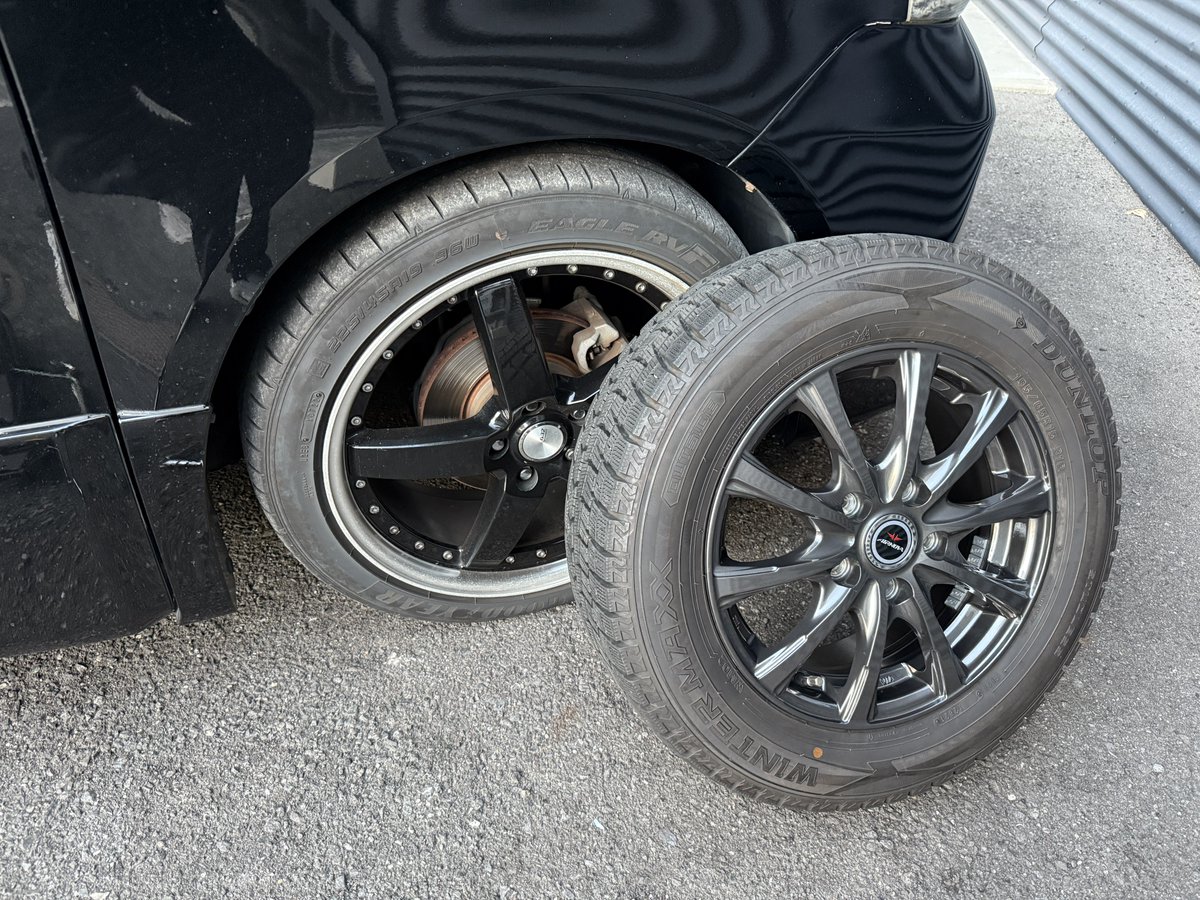 スノボの為にスタッドレスにチェンジ〜🎵