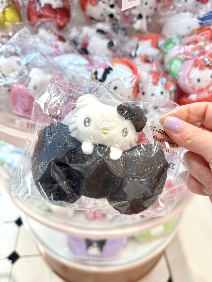 monicmonae's tweet image. เพิ่มความน่ารักด้วยพวงกุญแจ Hello Kitty สุดคิ้วท์! รุ่น Mascot Plush R KT ออกแบบมาได้น่ารักสุด ๆ ด้วยหัวต้าว Hello Kitty  ขนาดกำลังดี พกพาสะดวก จะห้อยกับกระเป๋า กุญแจ หรือใช้เป็นของขวัญก็ดีต่อใจ มีสีสันสดใสให้เลือกถึง 5 สี: #HelloKitty  #HelloKittyLovers  #HelloKittyThailand