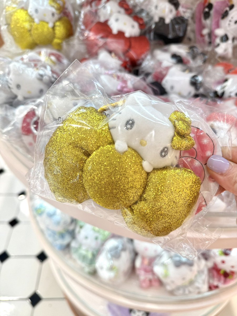 monicmonae's tweet image. เพิ่มความน่ารักด้วยพวงกุญแจ Hello Kitty สุดคิ้วท์! รุ่น Mascot Plush R KT ออกแบบมาได้น่ารักสุด ๆ ด้วยหัวต้าว Hello Kitty  ขนาดกำลังดี พกพาสะดวก จะห้อยกับกระเป๋า กุญแจ หรือใช้เป็นของขวัญก็ดีต่อใจ มีสีสันสดใสให้เลือกถึง 5 สี: #HelloKitty  #HelloKittyLovers  #HelloKittyThailand