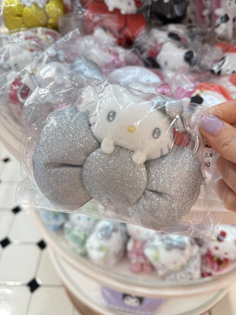 monicmonae's tweet image. เพิ่มความน่ารักด้วยพวงกุญแจ Hello Kitty สุดคิ้วท์! รุ่น Mascot Plush R KT ออกแบบมาได้น่ารักสุด ๆ ด้วยหัวต้าว Hello Kitty  ขนาดกำลังดี พกพาสะดวก จะห้อยกับกระเป๋า กุญแจ หรือใช้เป็นของขวัญก็ดีต่อใจ มีสีสันสดใสให้เลือกถึง 5 สี: #HelloKitty  #HelloKittyLovers  #HelloKittyThailand