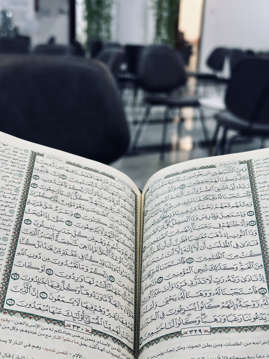 ffft84's tweet photo. "ورعاية الرحمنُ حفَّت غايتي 
دومًا بحسـنِ رعايةٍ وهِباتِ 
فالحمد لله الذي قد سرّني 
بِمنالِ مطلوبي وسَعدِ حياتي"

١٦ جمادى الآخرة ١٤٤٦ هـ| ختام م٣ 📚🌧️! https://t.co/FL1f1JwVMv