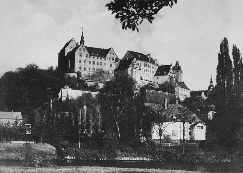 SOEhistory's tweet photo. ๐
ฒ๐
พ๐
ป๐
ณ๐
ธ๐๐ ๐
ฒ๐
ฐ๐๐๐
ป๐
ด
Colditz Castle was the site of Oflag IV-C, a POW camp during World War II for "incorrigible" Allied officers who had repeatedly attempted to escape from other camps. #ColditzCastle #SOE #WW2 3/3
More information: https://t.co/TEW1mGt59A https://t.co/175cylUwZb