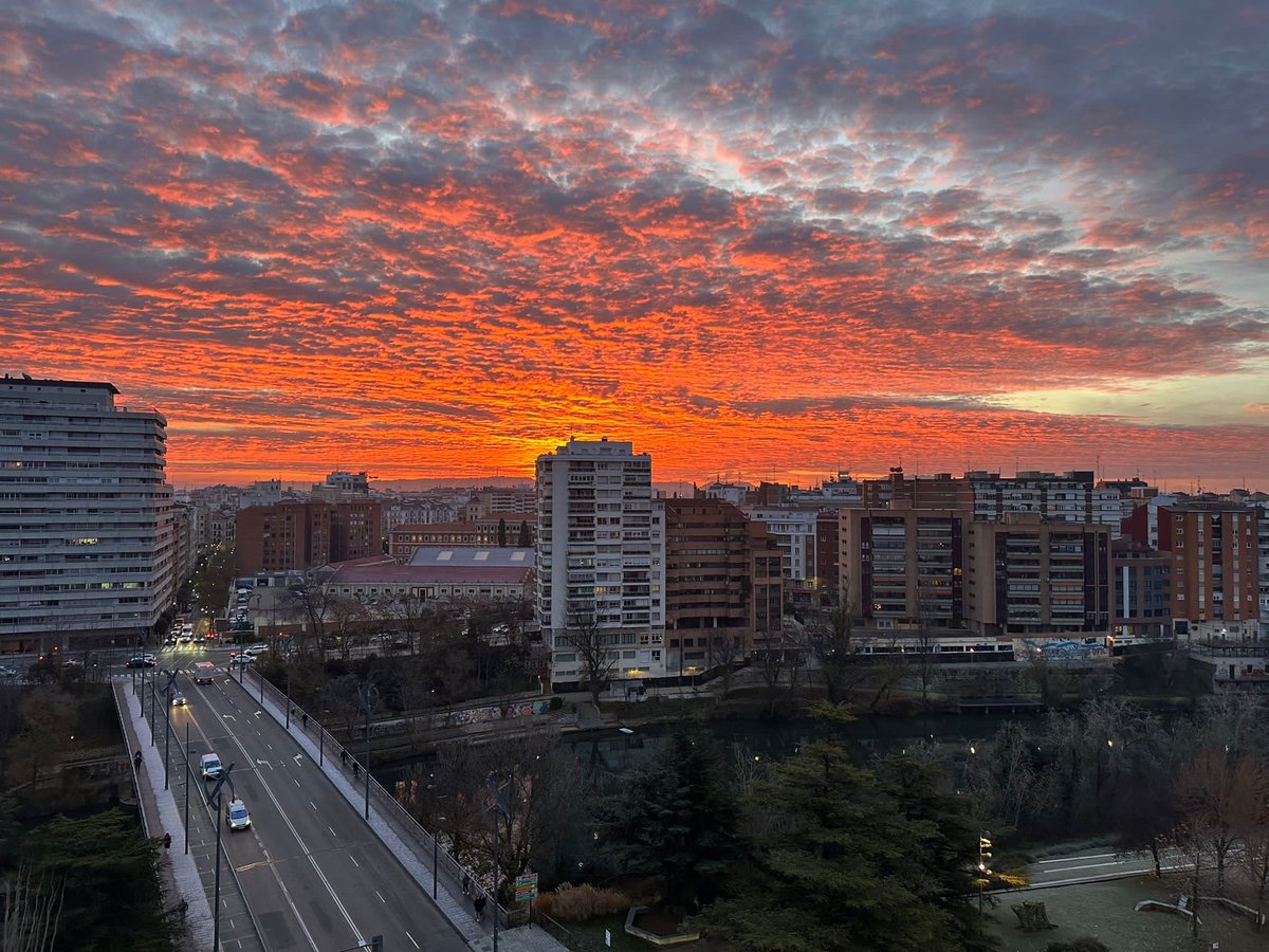 yustin's tweet photo. El cielo de #Valladolid, parte II 💜

Vaya espectáculo hoy https://t.co/vWmsxX68VW