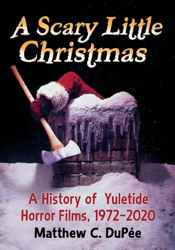 Plongez dans "A Scary Little Christmas: A History of Yuletide Horror Films, 1972-2020" 🎄🔪 qui explore les films d'horreur de Noël, mêlant festivités et frissons, où cauchemars et flocons de neige se rencontrent. 🎅🖤
<a href="/McFarlandCoPub/">McFarland</a> 
🎬 #MardiArt 🎄

👉s.mtrbio.com/qttoxlsrag