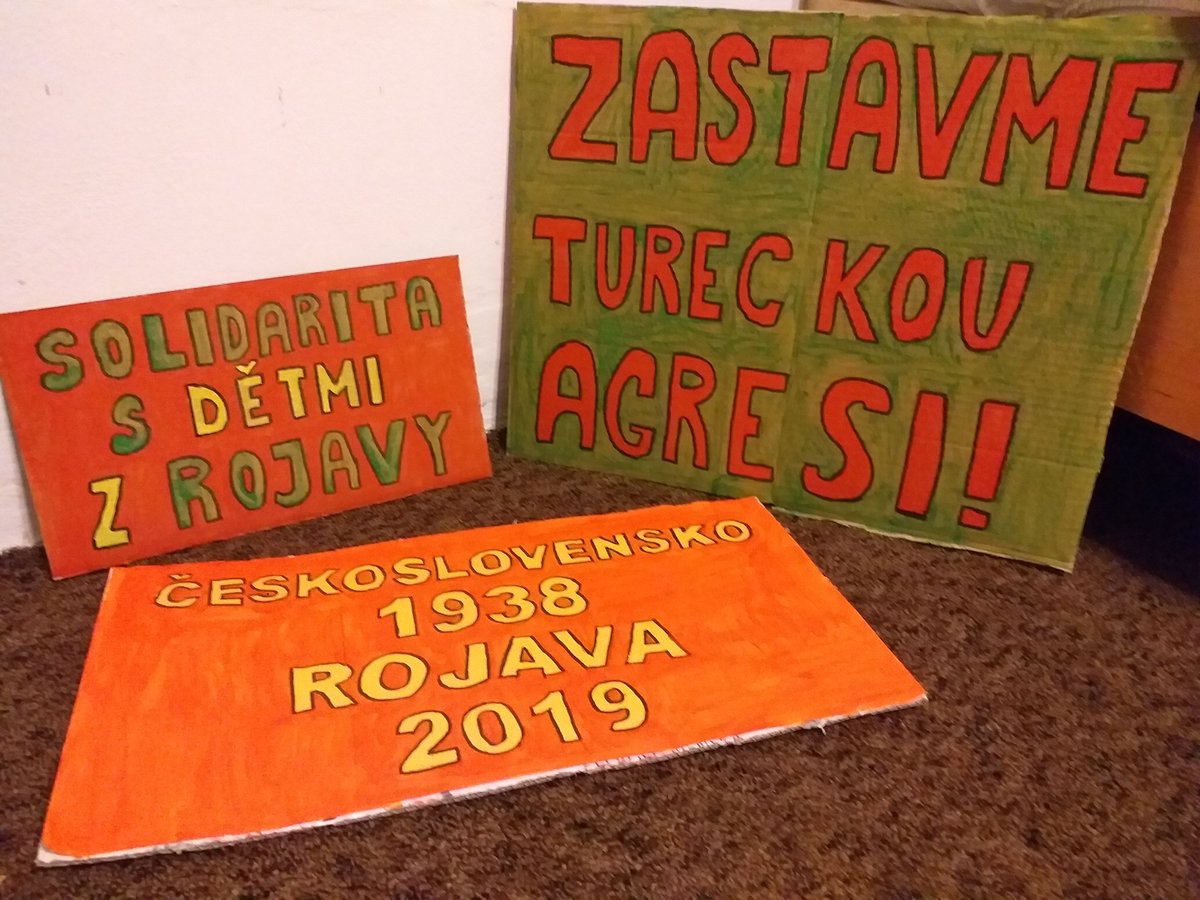 Už zítra se uvidíme na solidární demonstraci pro #Rojava. Bude super, když si uděláte nějaký bannery nebo pikety. Tady pro ilustraci foto z příprav na demonstraci v roce 2019. Důvody proč demonstrovat se od té doby bohužel nezměnily.

1/2