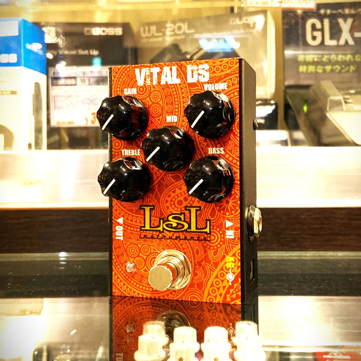 premium_guitars's tweet photo. 【#スタッフレビュー】
カリフォルニアのカスタムギター・ブランド #LsLInstruments が手掛けるディストーション「Vital DS」
をご紹介!!

うどん屋の天麩羅の如く、ギターブランドが作るエフェクターならではの旨味が凝縮されている1台です!!

▽レビュー▽
https://t.co/VV5RQnOKQx https://t.co/mKIzbJmucL