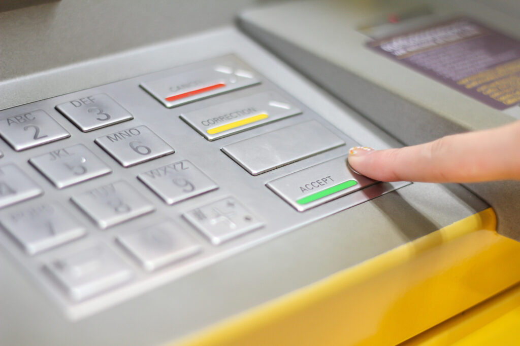 AurigaSW_Spa's tweet photo. (1/3) 🇵🇹💳 Sabia que mais de 85% dos ataques a caixas automáticas são cibernéticos? 

Num mundo de fraude digital crescente, proteger ATMs significa proteger dados, dinheiro e a confiança dos utilizadores. 
#Cibersegurança #Auriga https://t.co/pziznPXKiE