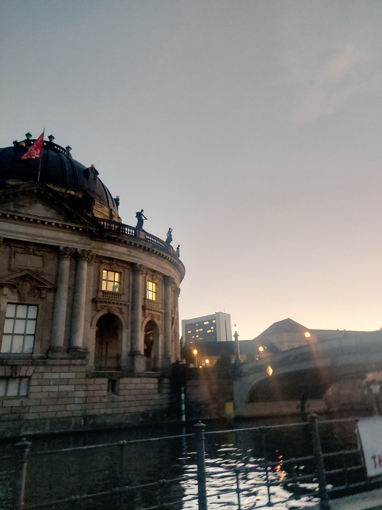 kom_zy's tweet photo. Little bit of classical European  architecture I saw in berlin https://t.co/L46YSsRzNl
