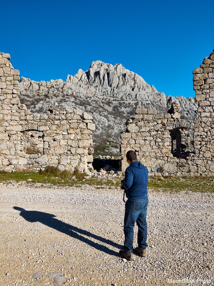 StjepanStimac's tweet photo. Snimanje Tulovih greda i Majstorske ceste
#tulovegrede #majstorskacesta #zidine #kapelasvfranje #velebit #photography https://t.co/xUpPbtspcR