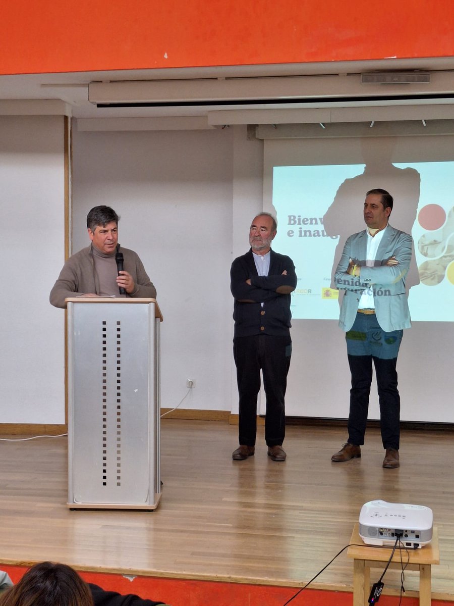 redespanola's tweet photo. 🚀Comienza la jornada 'Experiencias de emprendimiento rural' en Riaza, Segovia

🎙️💬@RafaLlamasSalas, presidente de REDR: «Hoy nos gustaría reivindicar el papel de los grupos LEADER en el impulso del emprendimiento rural» https://t.co/K8QZO54f2r