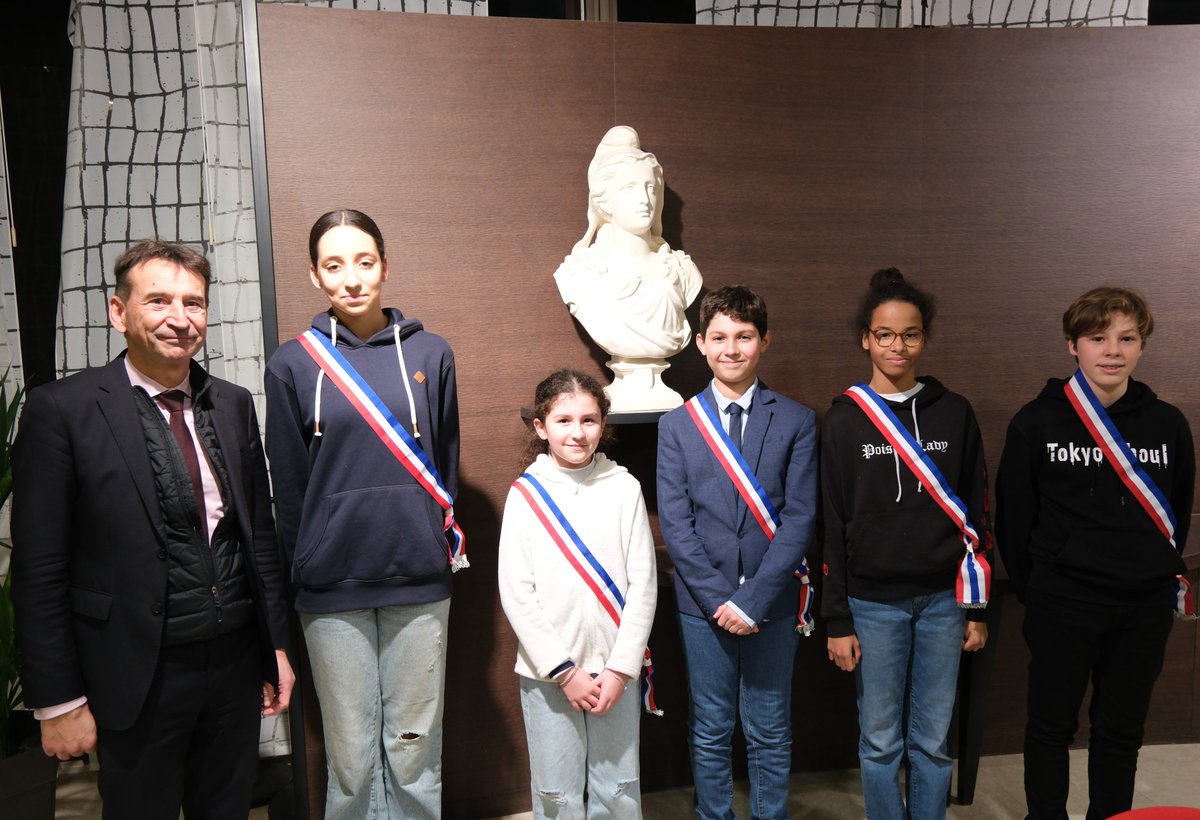 Vélizy-Villacoublay (@velizy) on Twitter photo Hier soir, les jeunes élus véliziens se sont rassemblés à l’Hôtel de ville pour élire le maire et de ses 4 adjoints.
👉Toutes nos félicitations à Adam Jacinthe, nouveau maire et à Alae Zalouki, Jules Gilligman, Lyla Zig et Irina Pop, ses adjoints. 👏
<a href="/PascalThevenot/">Pascal Thevenot</a> Hier soir, les jeunes élus véliziens se sont rassemblés à l’Hôtel de ville pour élire le maire et de ses 4 adjoints.
👉Toutes nos félicitations à Adam Jacinthe, nouveau maire et à Alae Zalouki, Jules Gilligman, Lyla Zig et Irina Pop, ses adjoints. 👏
<a href="/PascalThevenot/">Pascal Thevenot</a>