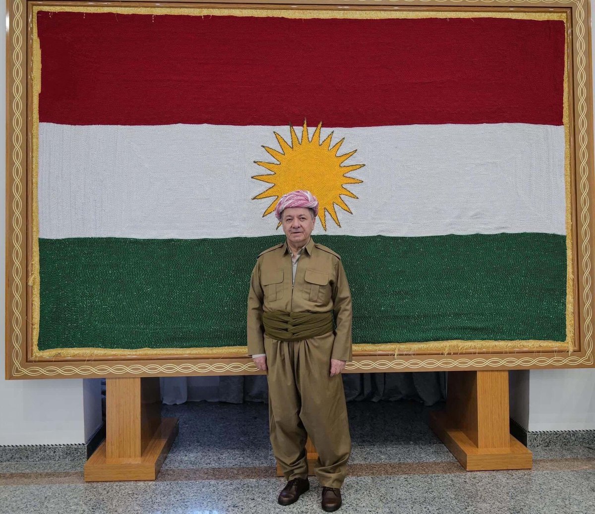 "زیندووە قەت نانەوێ ئاڵا‌کەمان"
#Kurdistan ❤️💛💚
#Flagday 
#كوردستان