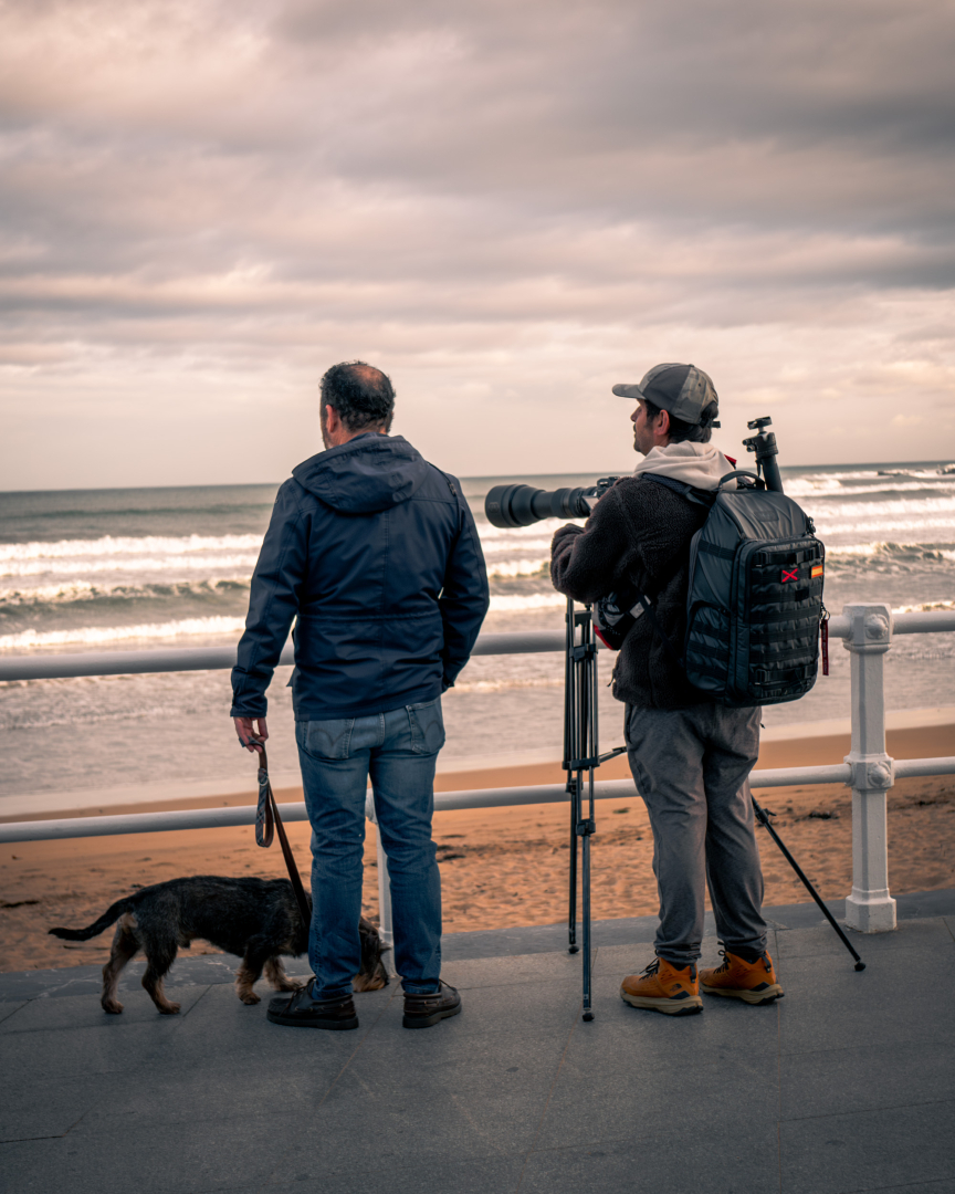 gombau's tweet photo. Fotografiando olas y surferos
Panasonic GX80 - 1/500 seg. - f/3,5 - ISO 200 - 50 mm

Panasonic Lumix GX80
#StreetPhotography
#CityLife
#VidaEnLaCiudad
#StreetPhotographers
#StreetPhotographersCommunity
#Life_Is_Street
#StoryOfTheStreet
#StreetThings https://t.co/nB8nfzzac1