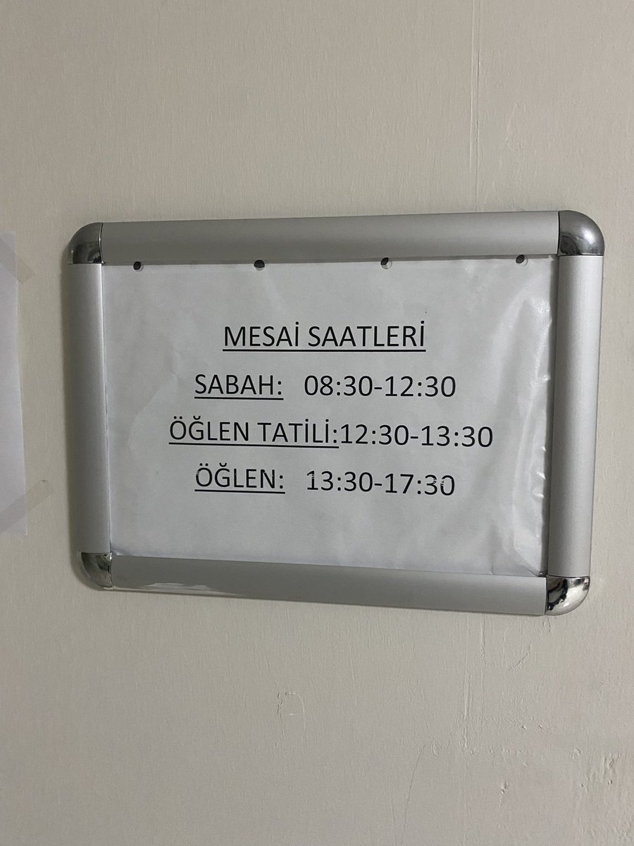 secilmutluu's tweet photo. @saglikbakanligi sağlık ocaklarının kapısında öğle arası 12:30 yazmasına rağmen bu saatte gelip muayene sırası alamıyoruz üstelik sistemi kapatıp çıkıp gidiyorlar görselleri ekliyorum neden hastalar olarak sürekli mağdur olmak zorundayız? https://t.co/VqvBN5GBLh