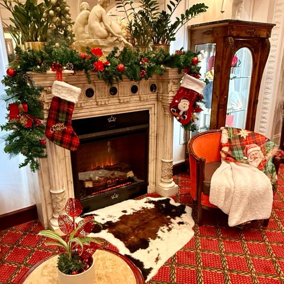 HotelWestEnd's tweet photo. #Xmas - Le Magie de Noël a pris place à l' @HotelWestEnd 
Venez vivre la féérie des fêtes à nos côtés 🎅😉

#MyWestEndMoments #3AHotels #ExploreNiceCotedAzur #CotedAzurFrance #Noel #Travel #Nice https://t.co/6pzY9ccSmN