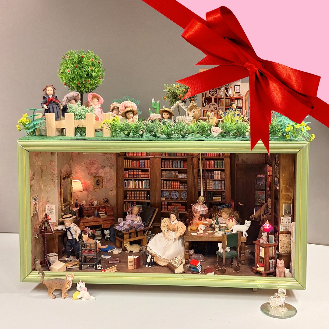 🎁#ADVENT! Dag 24: Poppenhuis van Tonke Dragt, die er meerdere in huis had staan en tot op hoge leeftijd knutselde aan nieuwe meubeltjes. Er zitten zelfs easter eggs in verstopt: zo staat er een portretfoto van Dragt in de kast.🏠
Bekijk hier meer: literatuurmuseum.nl/adventskalende…