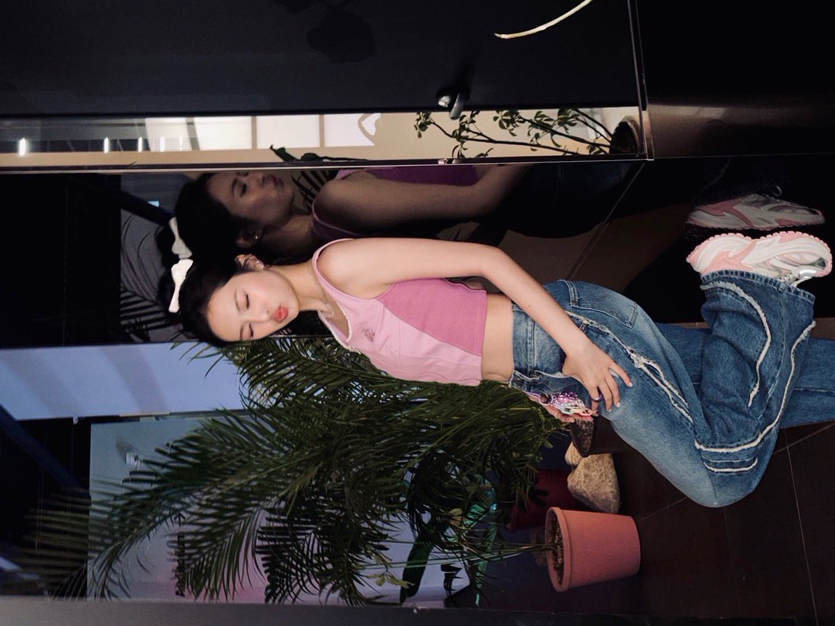 chnquita's tweet photo. You don’t know about how my unnies can be so professional at their photography skills, just in the picture I attached bellow proof it a lot! Behind the scenes of it was I change my poses a lot in short span of time, but voila! Unnoticeable blurry effect! 📸 https://t.co/OXRV7PA56l
