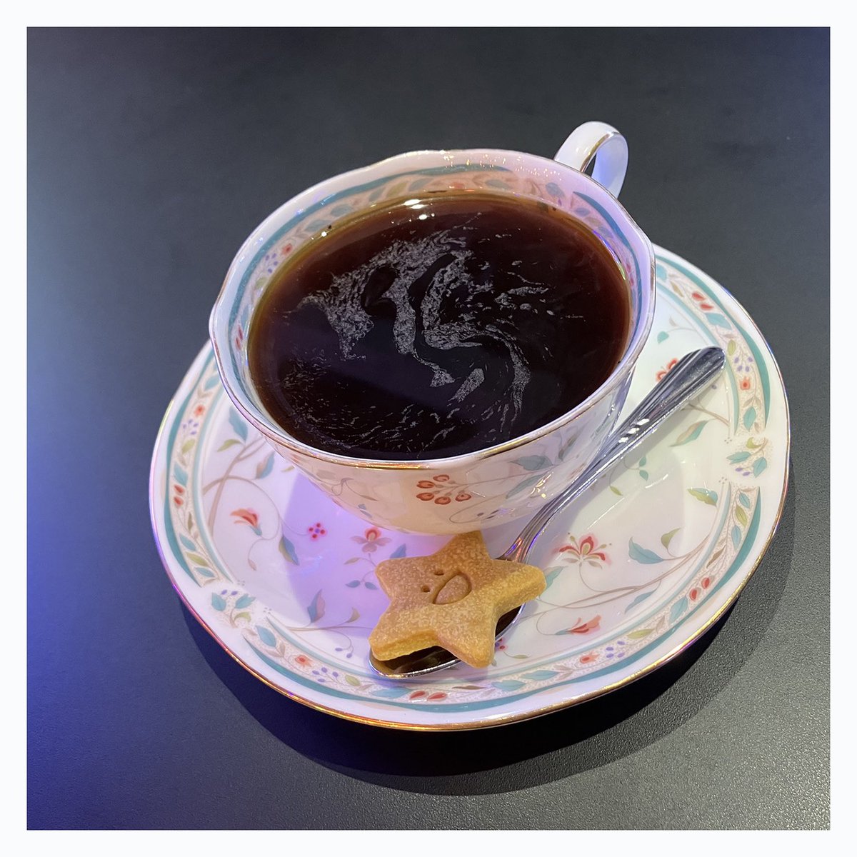 halikeda's tweet photo. #HalsFactory 展示の会期中に 2Fの #純喫茶ジンガロ さんへ☕️
店内は鮮やかな照明の下でお茶をしながらゲームをすることも出来ます
巨大なテレビモニターのゲームとちょっと懐かしいレトロな家具が印象的
#カイカイキキ さんのお花のモチーフのクッキーやグッズなどのお土産も可愛く並んでいました🌼 https://t.co/tV3ximwzG2
