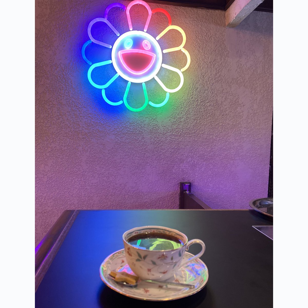 halikeda's tweet photo. #HalsFactory 展示の会期中に 2Fの #純喫茶ジンガロ さんへ☕️
店内は鮮やかな照明の下でお茶をしながらゲームをすることも出来ます
巨大なテレビモニターのゲームとちょっと懐かしいレトロな家具が印象的
#カイカイキキ さんのお花のモチーフのクッキーやグッズなどのお土産も可愛く並んでいました🌼 https://t.co/tV3ximwzG2