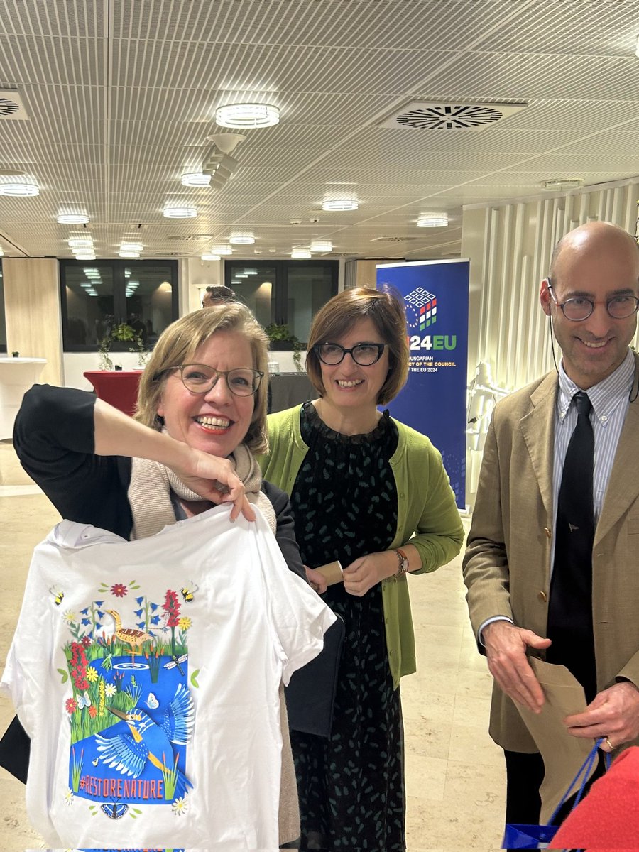 With <a href="/EsterAsinEU/">Ester Asin</a> we had the chance to personally thank <a href="/lgewessler/">Leonore Gewessler</a> yesterday for her crucial role in passing the milestone EU #RestoreNature law

<a href="/BirdLifeEurope/">BirdLife Europe & Central Asia</a> <a href="/WWFEU/">WWF EU</a> <a href="/Green_Europe/">European Environmental Bureau</a>
