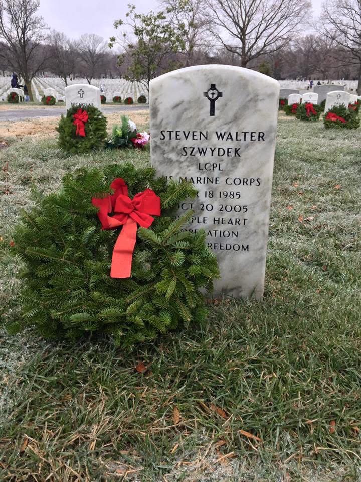 whiskey_lima729's tweet photo. The weather could have been better - but the number of volunteers to lay wreaths on the graves at Arlington National Cemetery this morning was very impressive. Merry Christmas, LCPL Steven Szwydek - RIP
#MOHAAA https://t.co/hES5ddV3dG