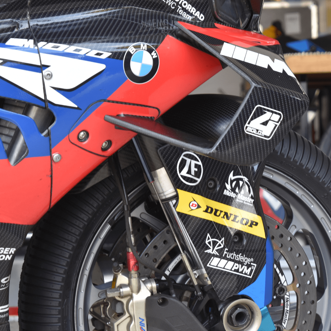 BMW MOTORRADの8耐マシン。
よく見るとカーボンフォークじゃん！
いよいよカーボンフォークが市販されるのか!?