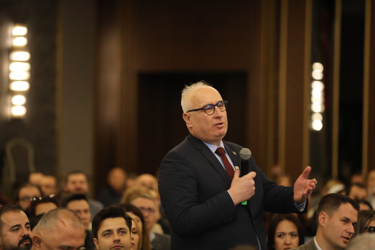 Toplantımızın ikinci gününde kıymetli teşkilat mensuplarımızla bir söyleşi gerçekleştirdik. Sorularını cevaplandırarak, merak ettikleri konular hakkında bilgi verdik. 

Sahanın sorunlarına hakimiyetleri, sendikal meselelere bakışları ve mücadeledeki karalılıkları ile her bir dava