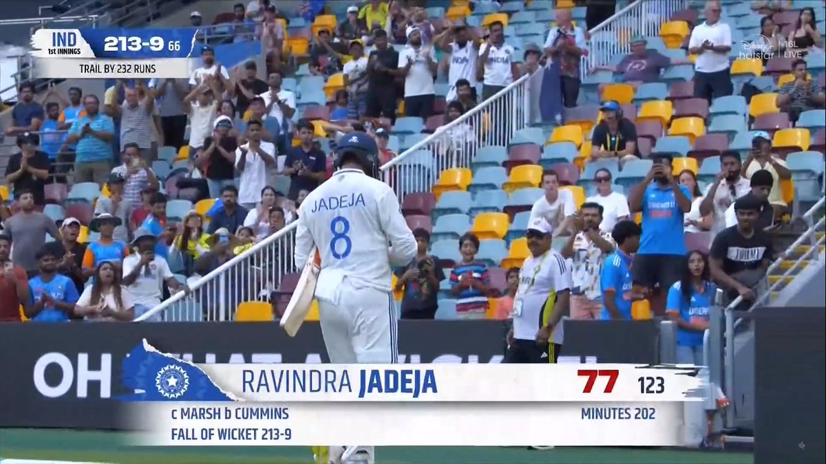 noorgulabo143's tweet photo. JADEJA GETS STANDING OVATION FROM THE GABBA CROWD. 🇮🇳 https://t.co/cSapdiMtZx